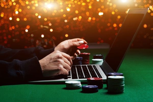Người dùng tra cứu kết quả thắng trên điện thoại tại bongdalu811